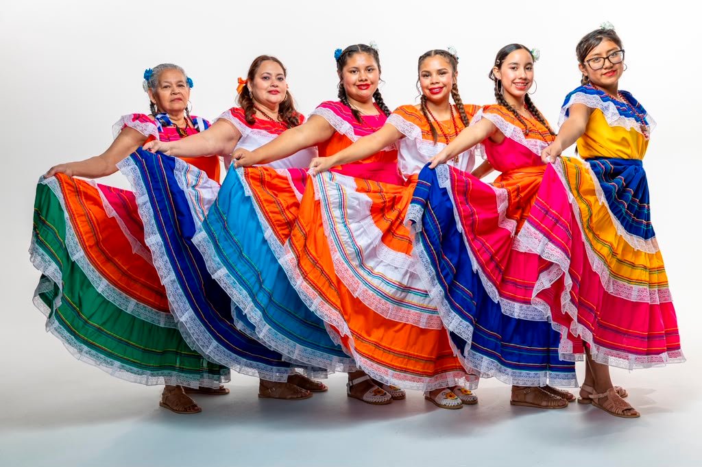 Bailarinas del grupo folclórico de CSLU con trajes tradicionales multicolores de El Salvador